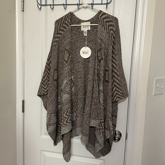 The Jetset Diaries Plus Knit Poncho - Picture 5 of 15